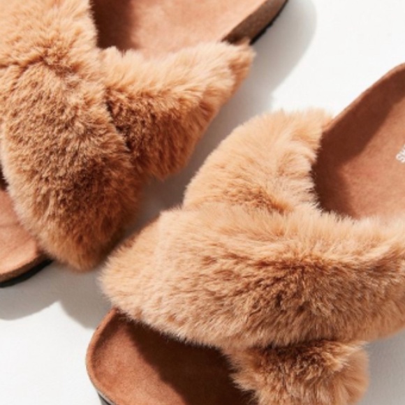 crossed faux fur slide